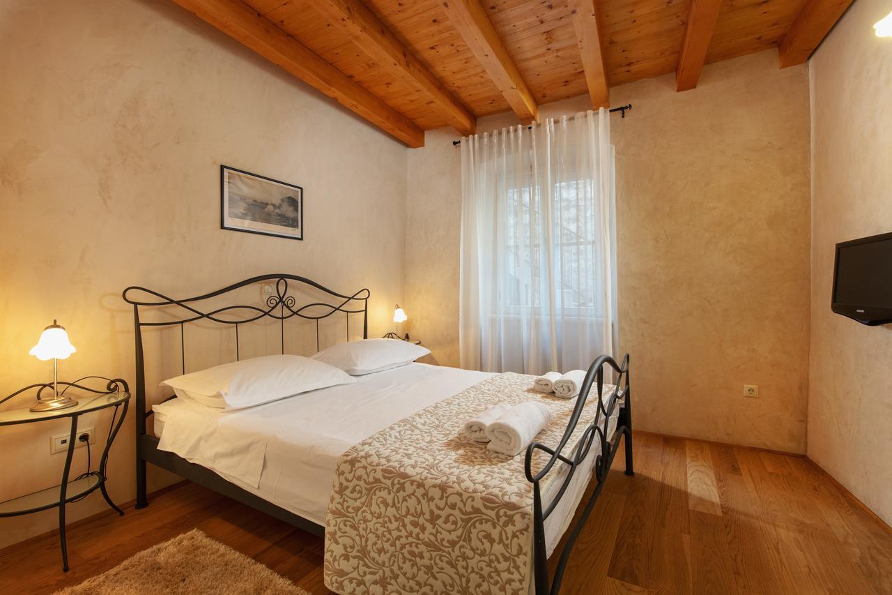 Villa Mama - Traditional Apartments In Omis, Free Parking Exterior photo