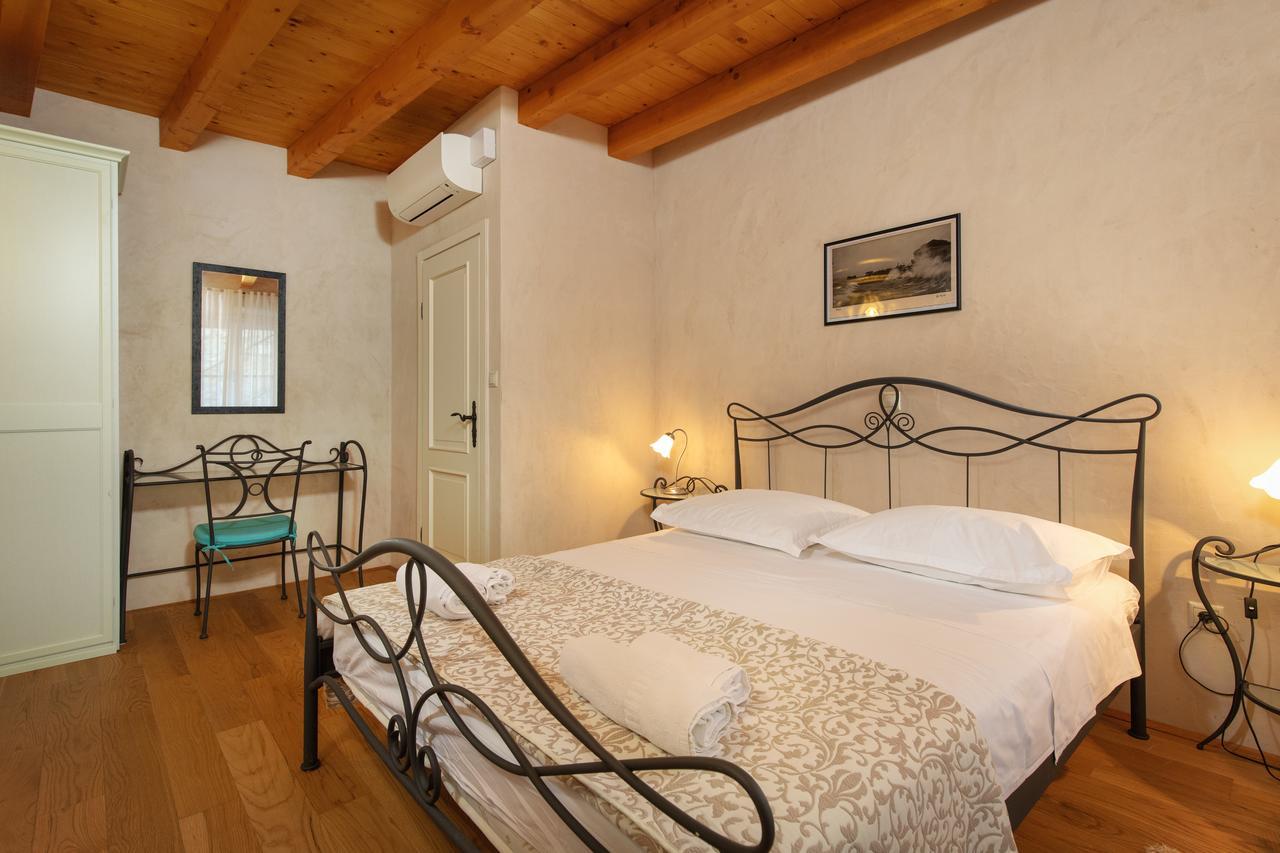 Villa Mama - Traditional Apartments In Omis, Free Parking Exterior photo